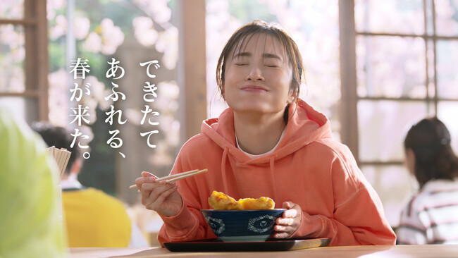 ＜できたてあふれる、春が来た。＞打ち立てうどんに、丼から“あふれる”豚天、旨み“あふれる”あさり　満開の桜を背に幸せそうに頬張る上戸 彩さんに注目！
