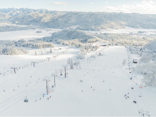 長野県白馬村、24-25冬季シーズンは前年比114％の約130万人が来訪。村内スキー場来場者は延べ89万人を突破し、うちインバウンド観光客は46％に