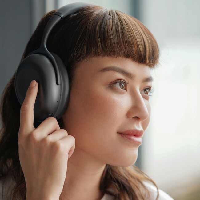 KEF × THE CAFE by cadet コラボレーションワイヤレスヘッドフォンMu7設置