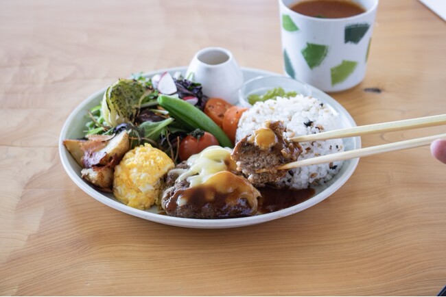 丁寧に焼き上げた自家製ハンバーグと彩り野菜の贅沢ランチプレート atelier京ばあむで4/1（火）より平日限定販売開始！