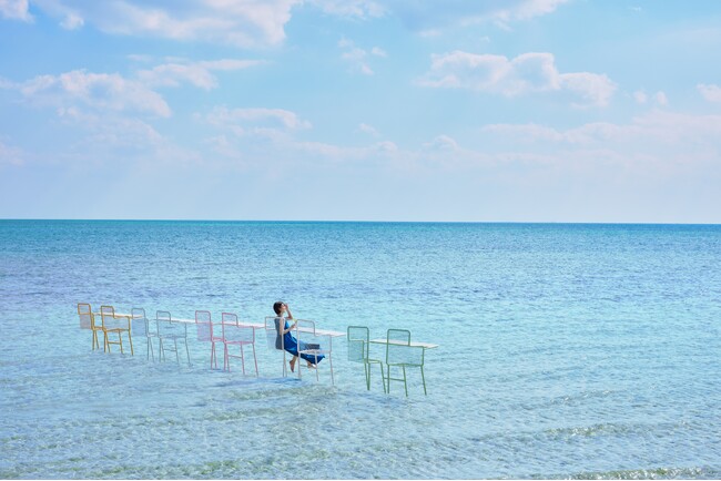 【リゾナーレ小浜島】碧い海の絶景を眺めながら、海上のカウンター席で乾杯する「絶景海上ビアガーデン」開催