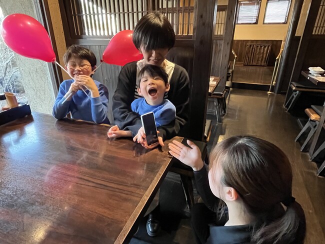 思い出を「ごま手羽」に！「万博を応援するんだっ手羽」企画を実施！パビリオンを巡った数、最大188本の「ごま手羽」が無料！兵庫・大阪の和食レストラン「ごちそう村」が4月13日(日)より提供
