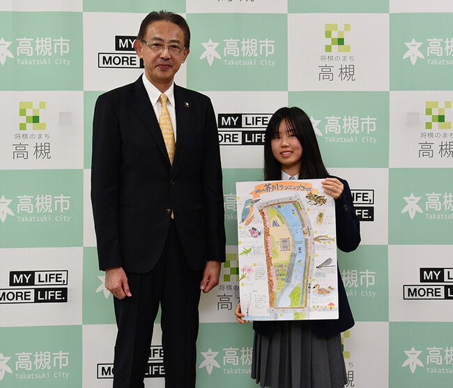 高槻市在住の中学３年生・宮尾香穂さんが「自然観察路コンクール」で環境大臣賞受賞を市長に報告