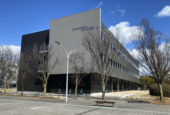 大阪公立大学が、新たに竣工した「イノベーションアカデミースマートエネルギー棟」のスマートビルOSの実証実験でAkerunを採用