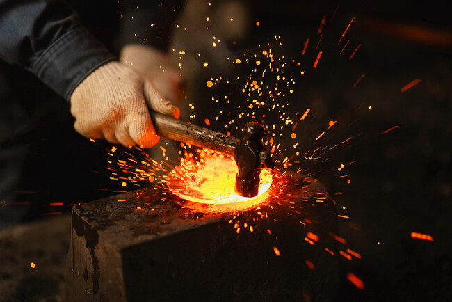 【界 玉造】火花散る鉄打ち体験や“たたら製鉄”が生み出す美に触れる「出雲のたたらと出会う」プログラム開始