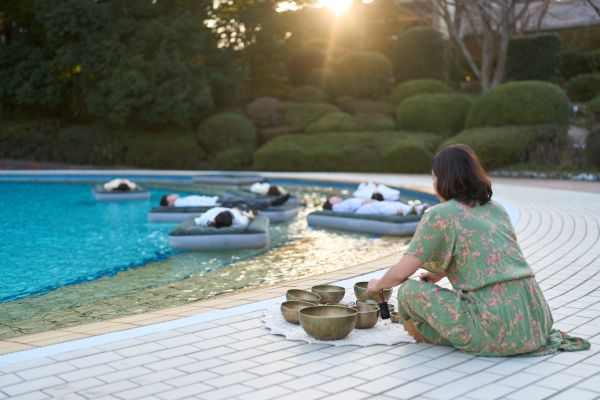 初登場のウェルネス体験「Floating Sound Bath」をはじめ、大自然の中で“非日常”を楽しむＧＷ限定の体験プログラムを提供