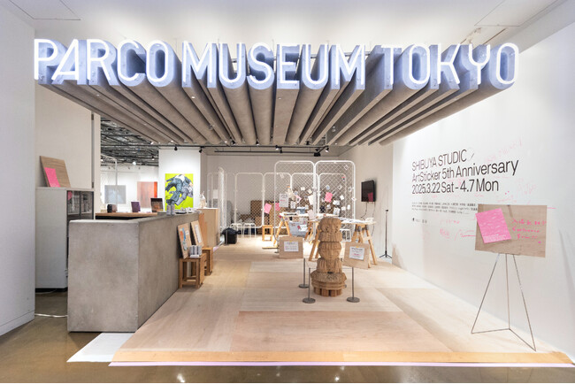 「ArtSticker」5周年を記念したグループ展「SHIBUYA STUDIO」をPARCO MUSEUM TOKYO（渋谷PARCO）で開催中。真田将太朗による公開制作イベントも