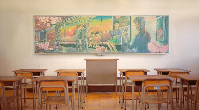 大切な人へ届け！「黒板アート×新聞紙」のアナログなコラボ！春の思いをつなぐキャンペーンを下野新聞が実施