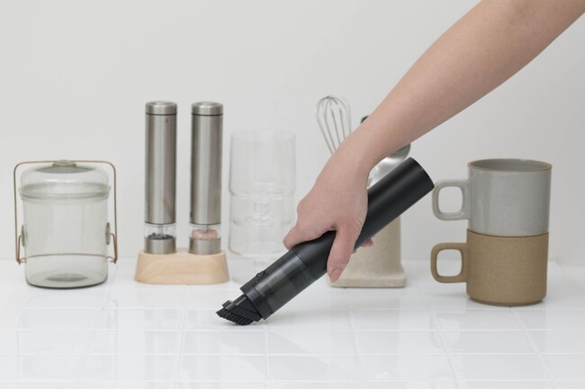 手の届く場所に置いてサッとお掃除　約350gの軽量ハンディクリーナー『コードレスハンディクリーナー SMOOK（スムーク）』