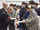 学長から学位記を手渡しで授与されている様子 学長から学位記を手渡しで授与されている様子