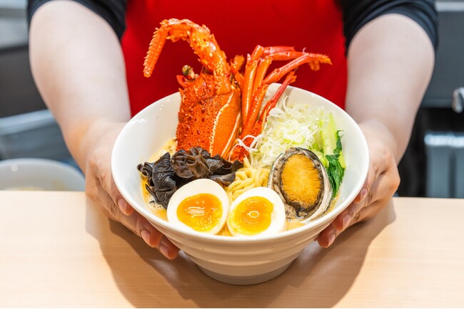 【伊勢海老100％出汁ラーメンで水産業を救う】 伊勢海老とアワビが贅沢にのった