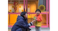 スタンプペタペタ！しんちゃんのお皿に集めたチョコビがオラのもの?! クレヨンしんちゃんアドベンチャーパーク スタンプアート「チョコビをペタッ！スタンプお菓子集め