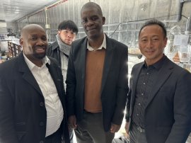 左からサム・レハレ氏(南アフリカ共和国農務省　国際貿易促進課　課長補佐) 五十幡  実氏(駐日南アフリカ共和国大使館　農林水産部　南アフリカ共和国農務省・ジャパンデスク　リエゾンオフィサー) マルタ・ムズンガ氏(南アフリカ共和国農務省　検査検疫部　部長) 岩渕 琢磨(岩渕薬品株式会社　代表取締役社長)