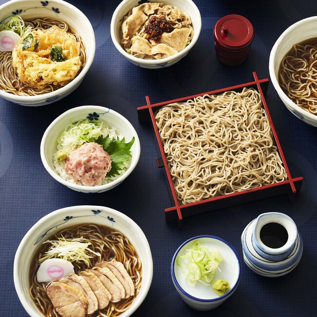 「Suicaのペンギン」ラッピングの券売機が初登場！キャッシュレス店舗として「そばいち エキュート秋葉原店」が2025年4月7日（月）にオープン！