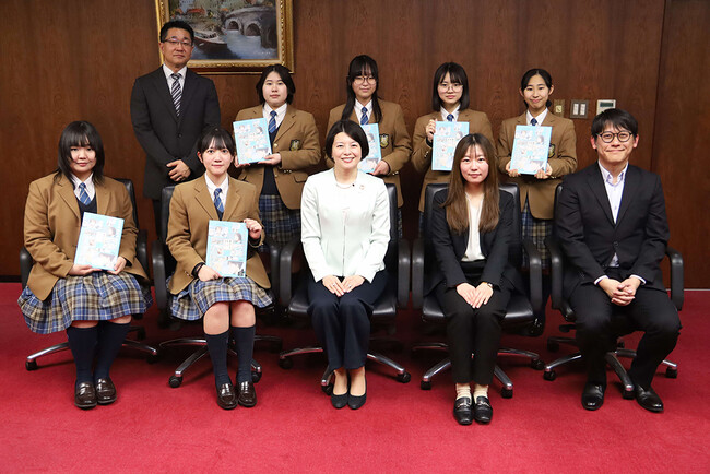 品川女子学院の有志団体CLAIR.（クレア）が品川区長を表敬訪問。制作に協力した『女子中高生が教える　男子にも知ってほしい生理の話』の発刊を報告。