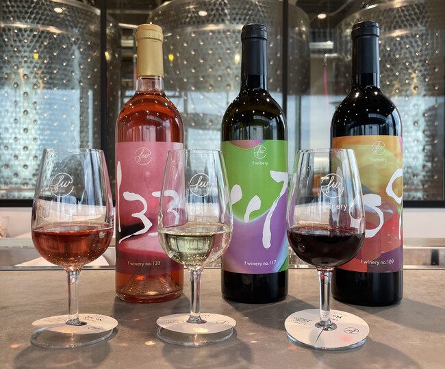 “推しワイン”を見つける「飲み比べセット」メニューを神戸港目前の都市型ワイン醸造所フェリシモ「f winery［エフワイナリー］」が販売開始
