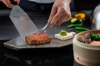 コートヤード・バイ・マリオット 新大阪ステーション こどもと一緒にホテルの鉄板焼きで近江牛を堪能するひととき ゴールデンウィーク限定ランチ「菖蒲」コースを発売