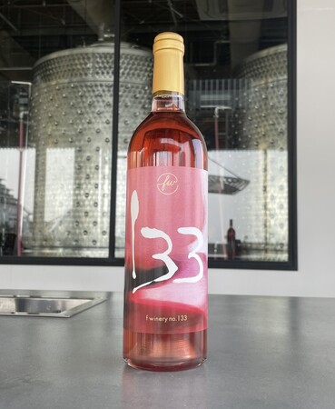 桜のようなピンクが映える新ワイン「神戸産メルロー〈ロゼ〉」の販売開始を神戸港目前都市型ワイナリー・フェリシモ「f winery」が発表