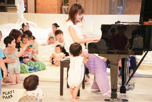 【東京立川市プレイパーク】ジャズピアニストRINAさんによる0歳から大人まで楽しめるジャズライブを開催。音楽のプロと一緒に、楽器に触って遊ぼう！