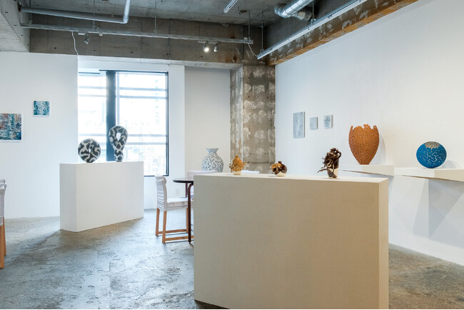 アートコミュニティART TRAVELERによる企画展「対話への帰結」を2025年3月25日(火)からアートかビーフンか白厨にて開催中