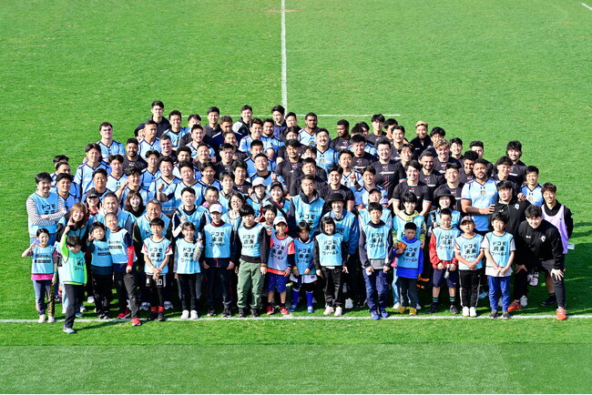 「ラグビー選手」が“プロのフィールド”を子どもたちに披露