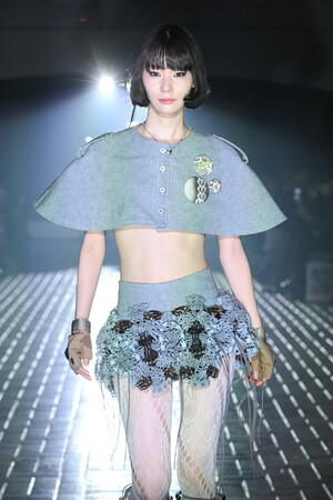 ALCANTARAが彩るYUEQI QIの2025/2026年秋冬コレクション -「PERSONA」