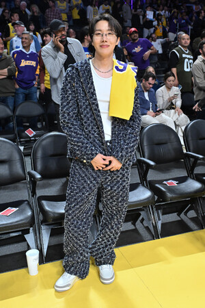 【ルイ・ヴィトン】j-hope、ルイ・ヴィトンを着用しロサンゼルスで行われたバスケットボールの試合を観戦
