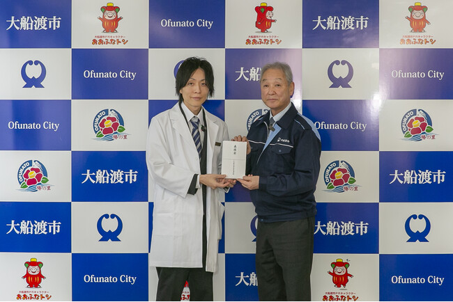 TCB東京中央美容外科が山林火災被害に対する義援金100万円を大船渡市へ寄付。岩手県出身の佐々木医師が渕上市長へ手渡しました。