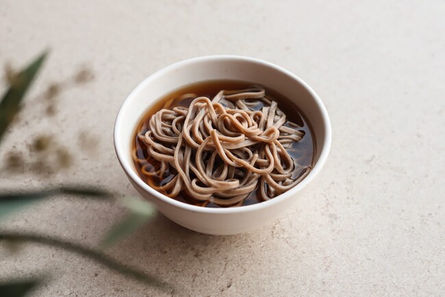 【吉そば】そばの美味しさが進化！麺大盛り無料サービスもスタート～挽きぐるみそば粉を使用した新しいそば麺を導入～