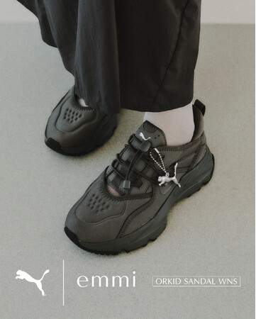 【emmi×PUMA】メタリックコレクション第3弾！PUMAオーキッドサンダルをシャイニーなグレーで別注【4月11日(金)オンライン先行予約開始】