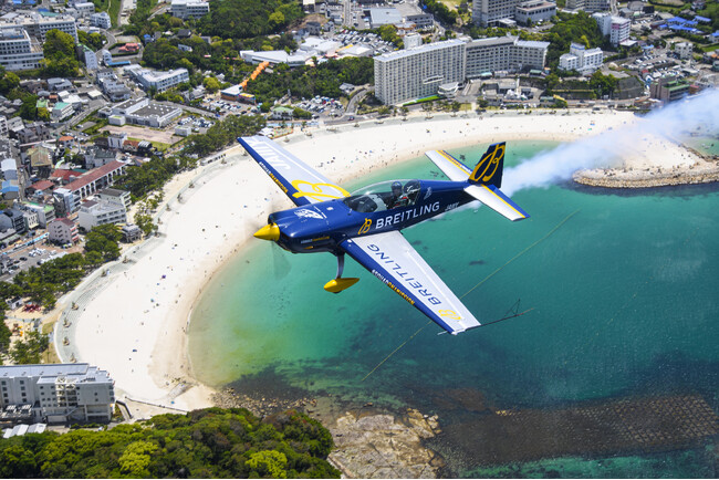 関西の空に、世界が驚嘆する技が舞う。エアレース・ワールドチャンピオンによる華麗な“空のフィギュアスケート”、今季関西初開催！