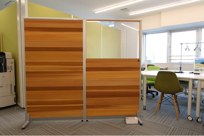 モバイルバッテリーで調光可能！天然木製調光ローパーティション「N-Smart/Wood」提供開始