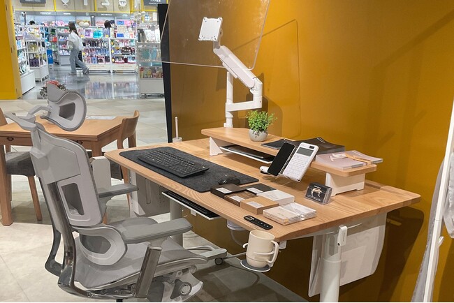 【期間限定展示】全国5店舗のインテリアショップLIVING HOUSEにて「Rasical Desk」と「GrowSpica Elite」が体験可能に。