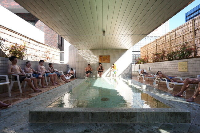 サウナ外気浴中の「深呼吸サポートデバイスston s」を使用すると自律神経が活性化！呼吸とサウナの親和性を示したBREATHERの検証結果を紹介