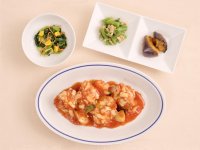 初夏にぴったりな爽やかな味わいの「グリルチキンと野菜のトマトソース」が4月7日(火)に新登場