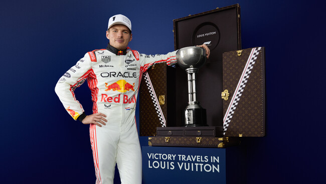【ルイ・ヴィトン】フォーミュラ1(R) レノボ 日本グランプリ 2025、マックス・フェルスタッペンがルイ・ヴィトン トロフィー・トランクに収められたトロフィーを獲得