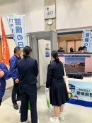 ゲート型金属探知機に興味を示す学生 ゲート型金属探知機に興味を示す学生