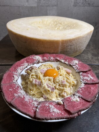 【新感覚チーズパスタ】 炎が舞う！12kgの巨大チーズで仕上げる「炎の肉ボナーラ」と「炎の明太子クリームパスタ」が登場！