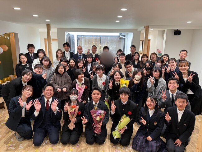 【開催レポート】フリースクール「キリンのとびら」保護者や泉佐野市長、サポーターが見守るなか、小6・中3生の卒業式を挙行　温かい“居場所”で迎える節目