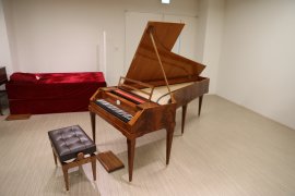 楽器学資料館へ納品されたフォルテピアノ 楽器学資料館へ納品されたフォルテピアノ
