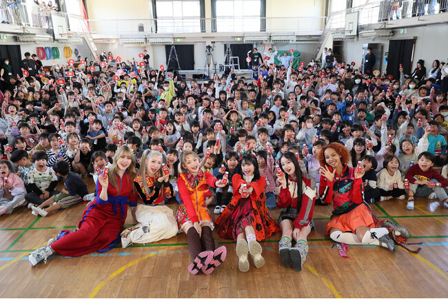 明治プロビオヨーグルトR-1から新小学1年生とその保護者へ Little Glee Monsterが小学校にサプライズ訪問する、新小学1年生応援イベントを実施！