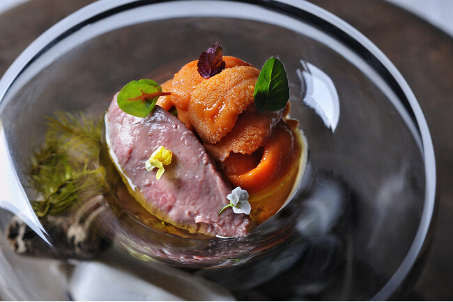 【リゾナーレトマム】「雲丹×夏鹿」をテーマに、北海道の夏の旬の食材をふんだんに使用したディナーコースを提供