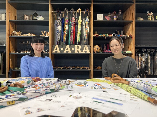 emoemoブランドを展開するアーティスト神谷可奈子が描くキュートな動物が踊る傘「AARA×emoemo」が誕生。
