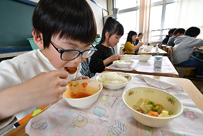 子育て世帯負担軽減のため高槻市が市立小中学校給食費の無償化継続