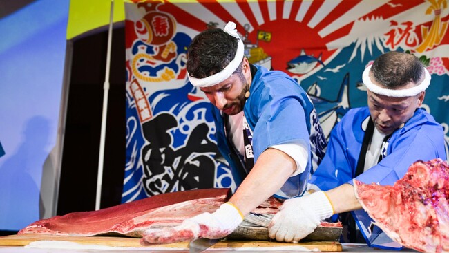 【外国人初】米国出身寿司職人デイビッド・ブハダナ氏が「1級マグロ解体師」に