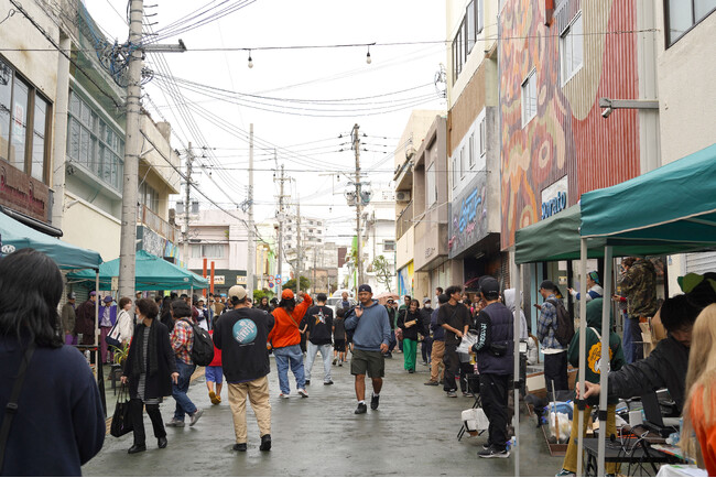 沖縄・コザ銀天街がアートで染まった一日--ミューラルフェス「WRAP UP OKINAWA 2025」開催レポート