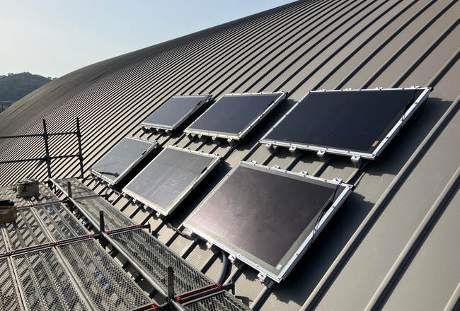 フィルム型ペロブスカイト太陽電池の学校体育館屋根への設置に関する実証実験の開始