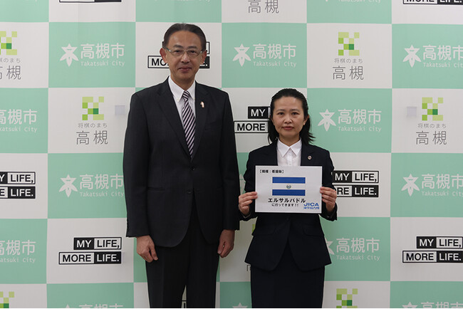 高槻市在住の田中真理さんがJICA海外協力隊としての海外派遣を高槻市長に報告