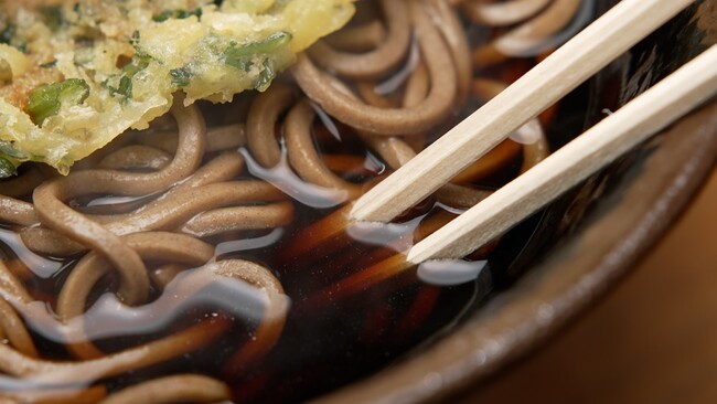 【ＢＳ日テレ】「ドランク塚地のふらっと立ち食いそば」東京・浅草橋で出会った都内随一の暗黒汁！？　暗黒汁のそばつゆの奥深さを味わう　手作りの絶品春菊天にも感動！