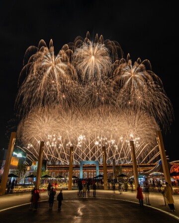 大阪・関西万博の開幕を彩る祝祭のフィナーレ──いのちを宿した、日本の花火が夜空を照らす